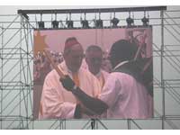 Kardinal Meisner...von der Leinwand abgefilmt...